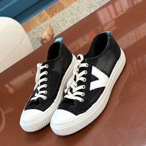 Trendy Black and White Women's Sneakers